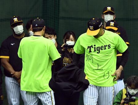 　１日キャプテンの糸井はＴシャツに「胴上げ」と書いた（撮影・山口登）