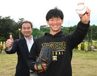 　ボールを手に笑顔を見せる及川と本紙評論家の中田良弘氏※撮影時のみ、マスクを外しています※