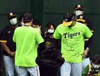 　１日キャプテンの糸井はＴシャツに「胴上げ」と書いた（撮影・山口登）