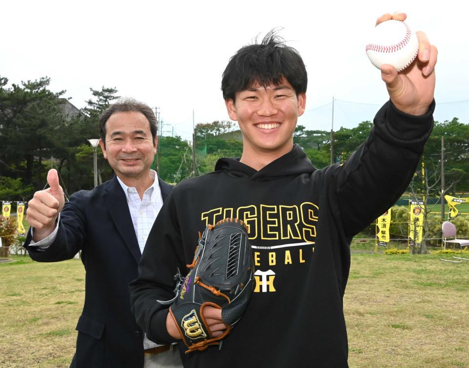 　ボールを手に笑顔を見せる及川と本紙評論家の中田良弘氏※撮影時のみ、マスクを外しています※