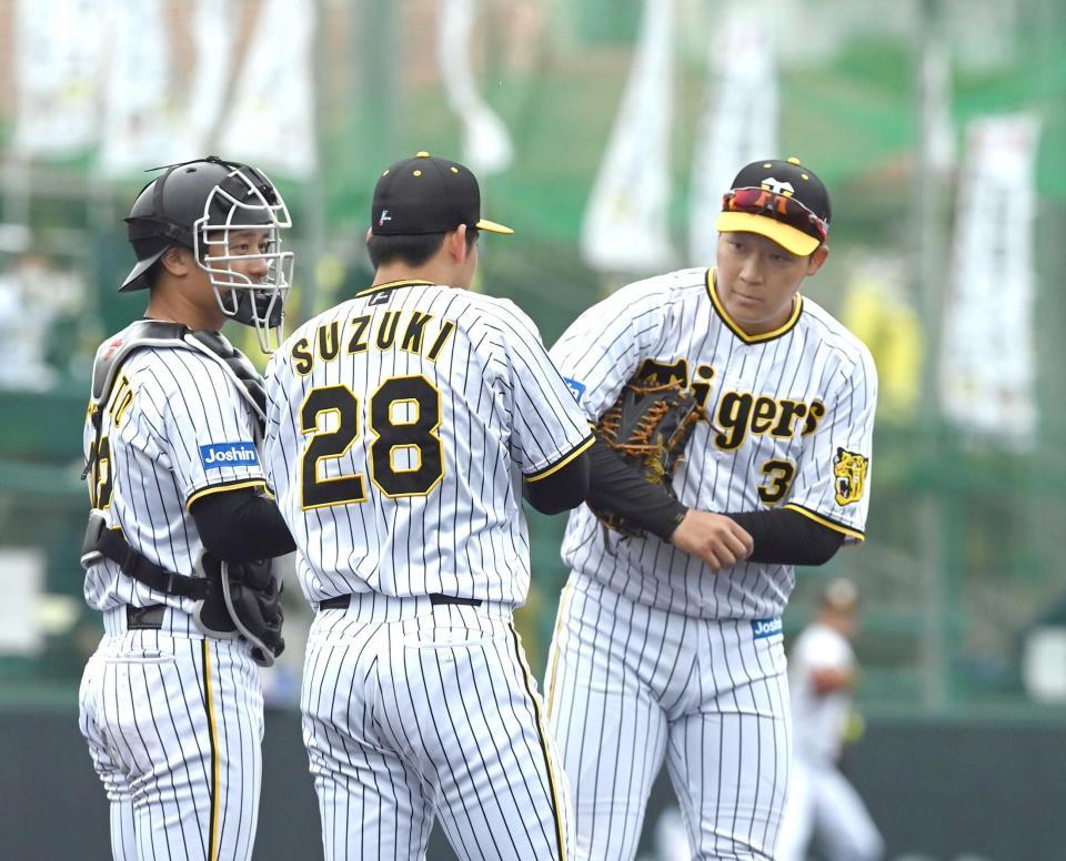 　２０日の中日戦で、大山（右）はマウンドに行き、鈴木に声を掛ける