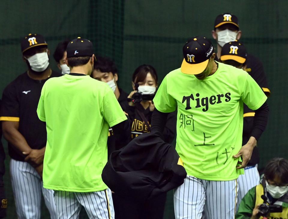 　１日キャプテンの糸井はＴシャツに「胴上げ」と書いた（撮影・山口登）