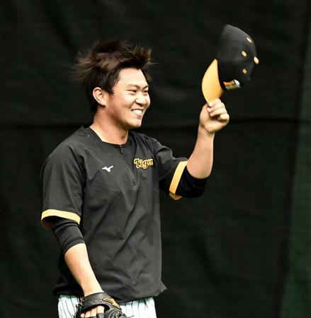 　キャッチボールの合間に笑顔を見せる桐敷（撮影・飯室逸平）