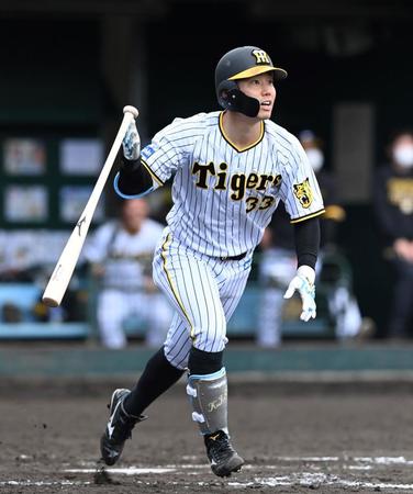 　５回、糸原は右越えに２ランを放つ（撮影・山口登）