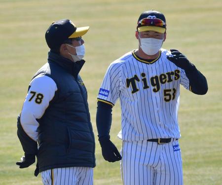 　阪神・平田２軍監督から指導を受ける前川（撮影・神子素慎一）