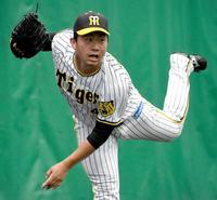 　ブルペンで投球する桐敷（撮影・佐々木彰尚）