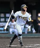 　５回、糸原は右越えに２ランを放つ（撮影・山口登）