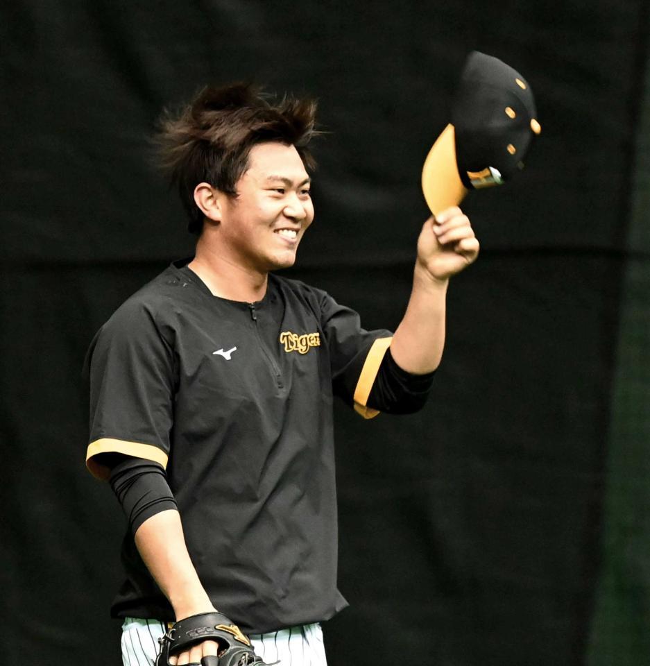 　キャッチボールの合間に笑顔を見せる桐敷（撮影・飯室逸平）