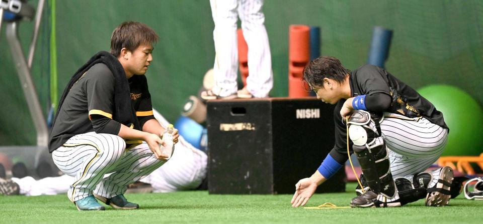 　梅野（右）と話す桐敷