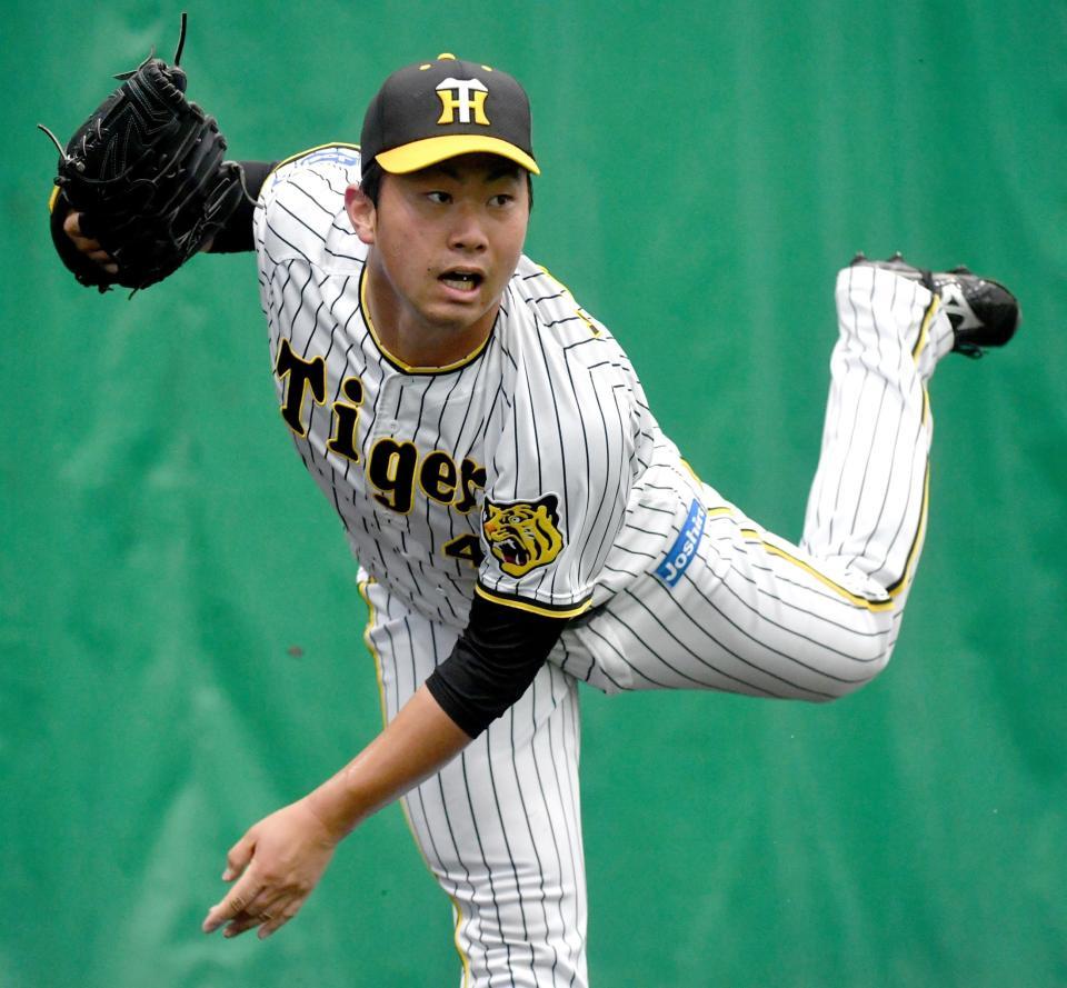 　ブルペンで投球する桐敷（撮影・佐々木彰尚）