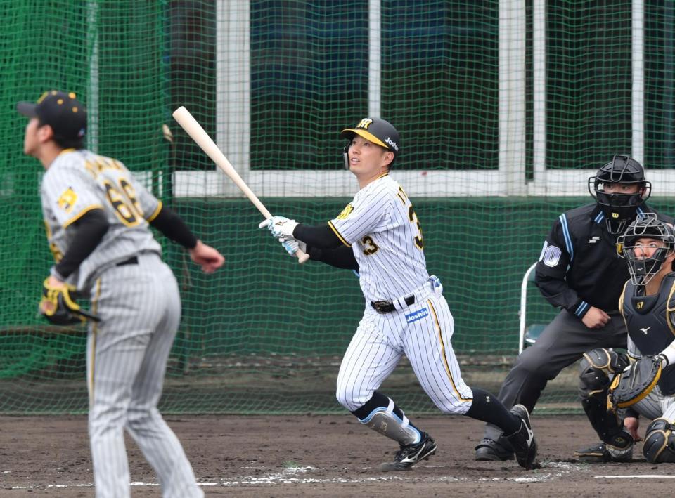 　５回、糸原は右越えに２ランを放つ（撮影・佐々木彰尚）