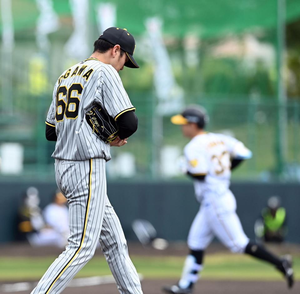 　５回、小川は糸原に２ランを許す（撮影・山口登）