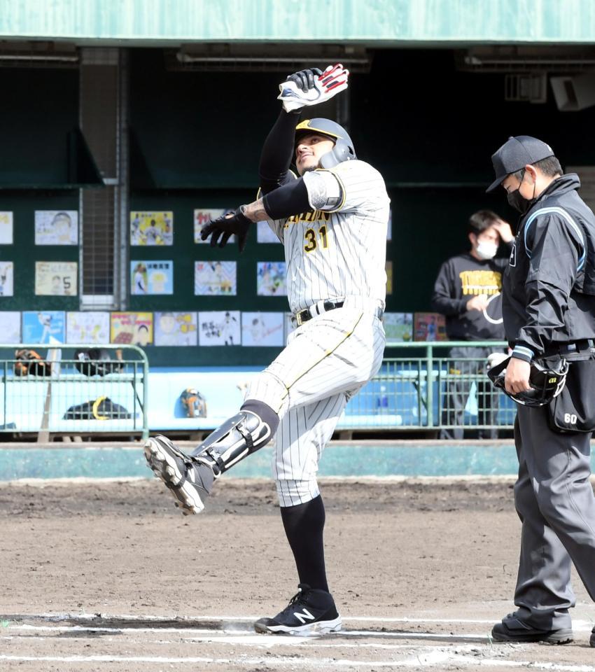 　７回、マルテは左越えにソロを放ちラパンパラで生還する（撮影・山口登）