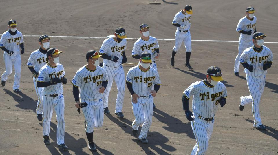 　開始が遅れた阪神２軍キャンプ。マスクを着用しウオーミングアップを終えた（撮影・神子素慎一）