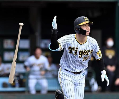 　右越えに２ランを放つ糸原（撮影・山口登）