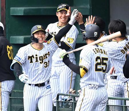 　５回、２ランを放ち笑顔でナインとタッチを交わす糸原（撮影・飯室逸平）