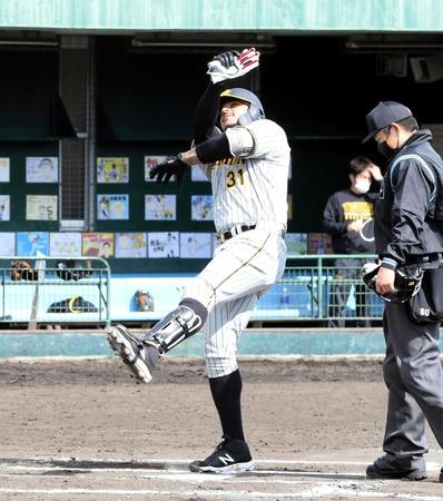 　７回、マルテは左越えにソロを放ちラパンパラで生還する（撮影・山口登）