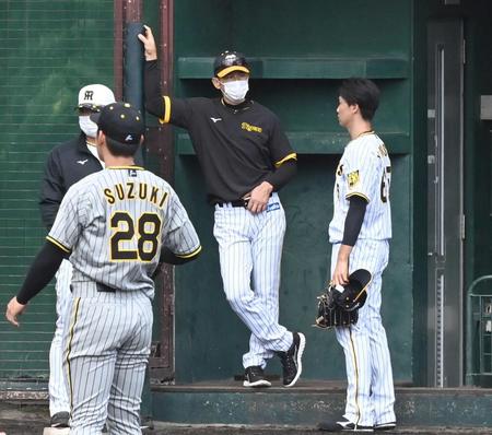 　登板後の湯浅（右）と話する矢野監督（中央）＝撮影・飯室逸平