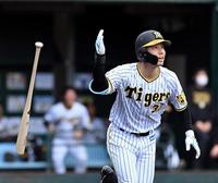 　右越えに２ランを放つ糸原（撮影・山口登）