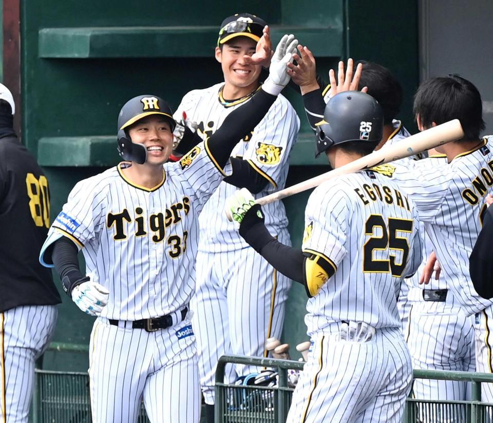 　５回、２ランを放ち笑顔でナインとタッチを交わす糸原（撮影・飯室逸平）