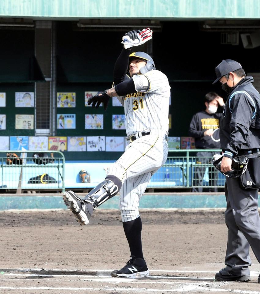 　７回、マルテは左越えにソロを放ちラパンパラで生還する（撮影・山口登）