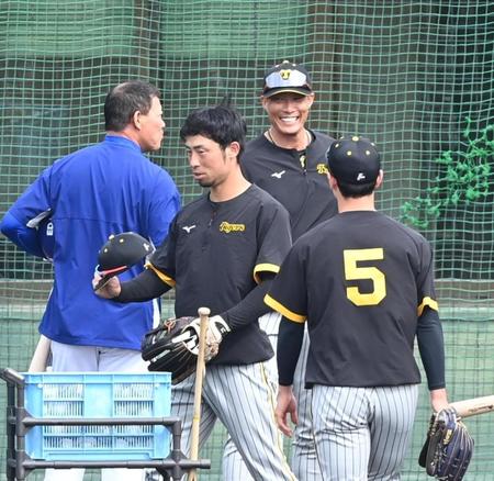 　試合前、談笑する糸井と福留