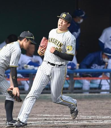 　８回、中日打線を三者凡退に仕留めガッツポーズ渡辺（撮影・飯室逸平）