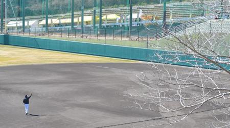 　選手のいないグラウンドで「せっかく来てくれたのにごめんね、有難う！」とファンにあいさつする平田２軍監督（撮影・吉澤敬太）