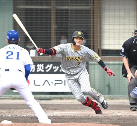 ５回、二塁打を放つ木浪（撮影・飯室逸平）