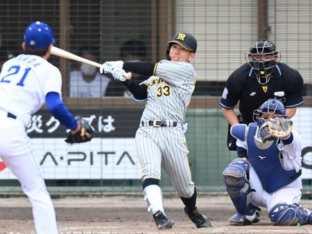 ５回、同点犠飛を放つ糸原（撮影・飯室逸平）