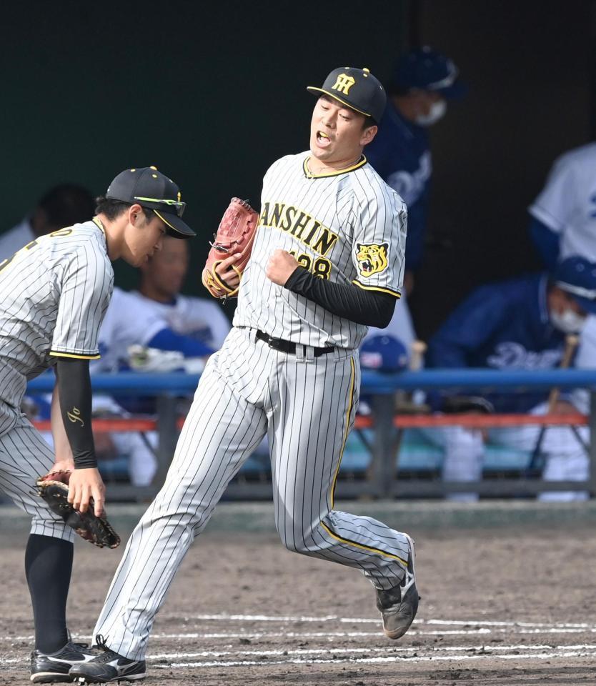 　８回、中日打線を三者凡退に仕留めガッツポーズ渡辺（撮影・飯室逸平）