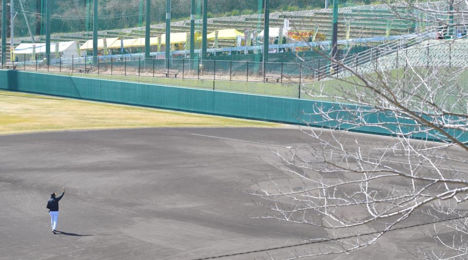 　選手のいないグラウンドで「せっかく来てくれたのにごめんね、有難う！」とファンにあいさつする平田２軍監督（撮影・吉澤敬太）