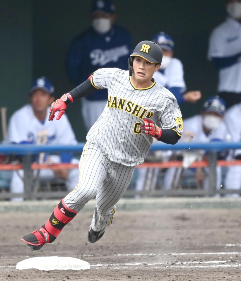 ５回、二塁打を放ち二塁へ向かう木浪（撮影・飯室逸平）