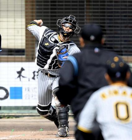 　３回、岡林の二盗を阻止する梅野（撮影・飯室逸平）