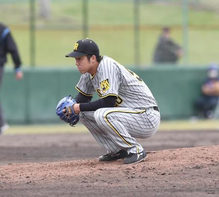 　５回、鵜飼に四球を与えしゃがみ込む青柳（撮影・棚橋慶太）