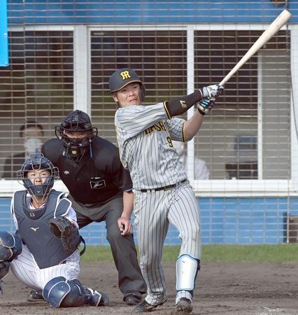 　９回、左越えへ３ランを放つ小野寺（撮影・田中太一）