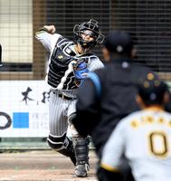 　３回、岡林の二盗を阻止する梅野（撮影・飯室逸平）
