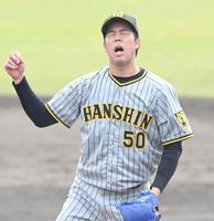 　４回、制球が定まらず顔をしかめる青柳（撮影・田中太一）