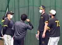 　ガンケル（右から２人目）は登板を回避し、矢野監督（左端）と話しをする（撮影・山口登）
