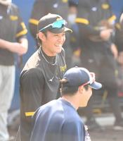 　あいさつを交わし談笑する藤浪とヤクルト・山田