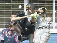 　７回、同点２ランを放つ江越（撮影・田中太一）