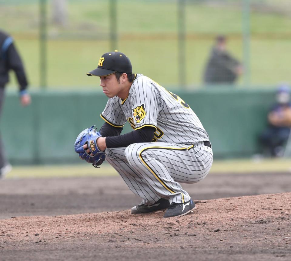 　５回、鵜飼に四球を与えしゃがみ込む青柳（撮影・棚橋慶太）