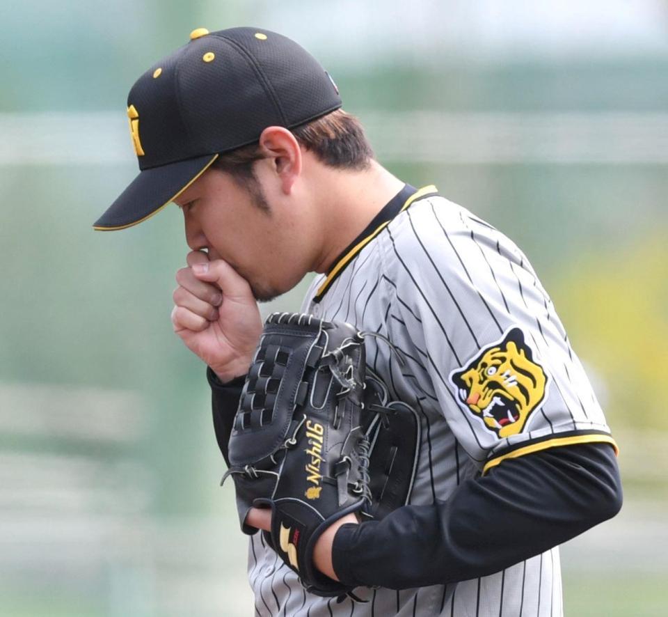 　１回、ビシエドに適時打を浴び息を吹いて手を温める西勇（撮影・棚橋慶太）