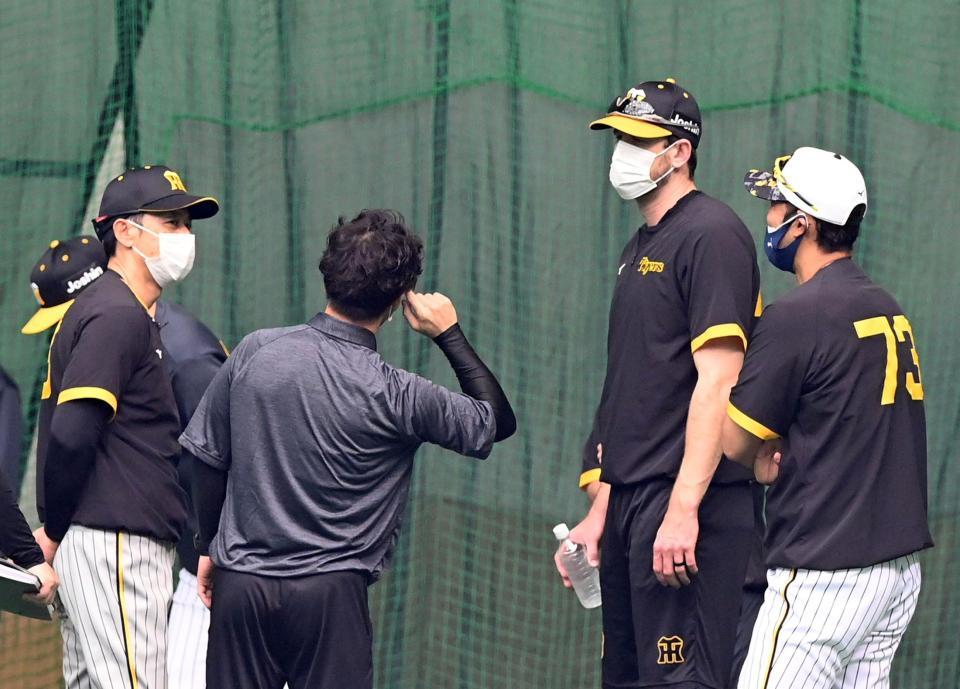 　ガンケル（右から２人目）は登板を回避し、矢野監督（左端）と話しをする（撮影・山口登）