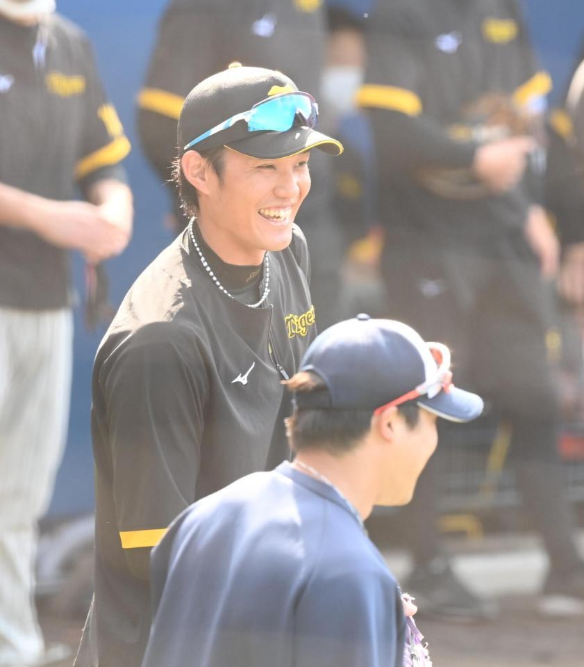 　あいさつを交わし談笑する藤浪とヤクルト・山田