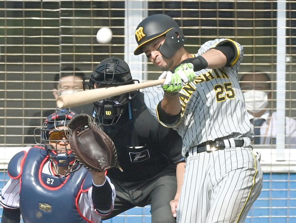 　７回、同点２ランを放つ江越（撮影・田中太一）