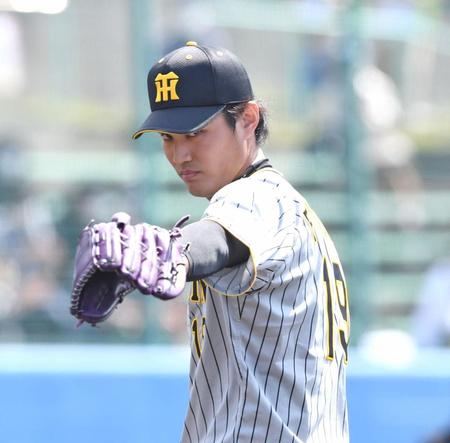 　２回を投げ終えベンチへ戻る藤浪（撮影・棚橋慶太）