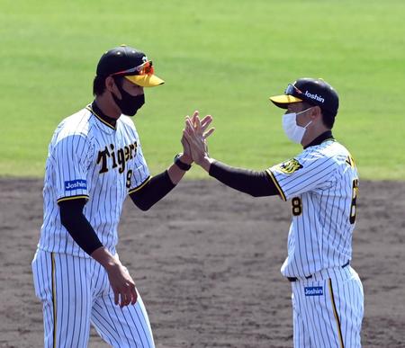 藤浪（左）は矢野監督とハイタッチ（撮影・山口登）