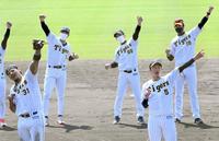 （手前右から）近本、マルテ（奥右から）投手ＭＶＰの藤浪、矢野監督、野手ＭＶＰの糸井（撮影・田中太一）