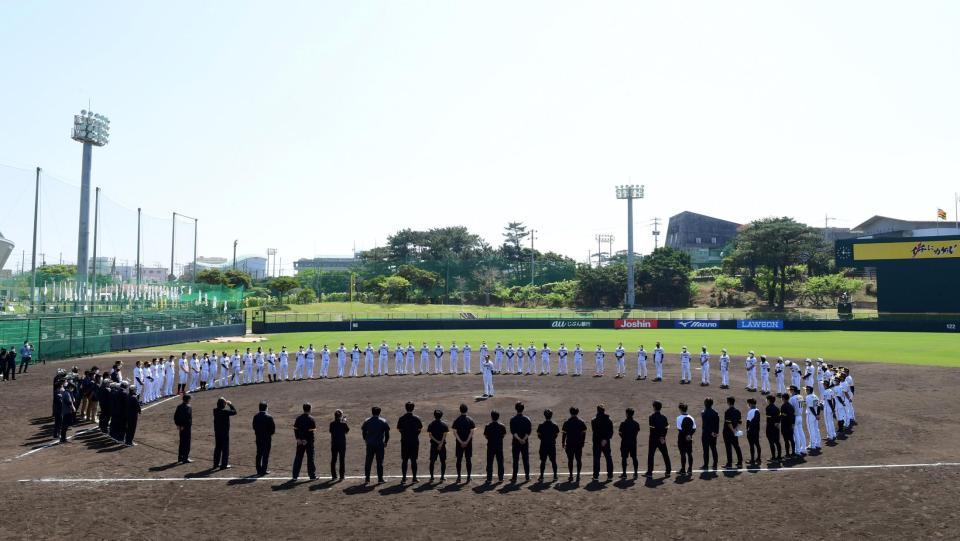 　キャンプを打ち明け近本がマウンドあいさつする（撮影・山口登）